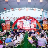 麻辣烫工厂里踢足球？杨国福把生产线变成看台，7000家门店的底气全在车间里