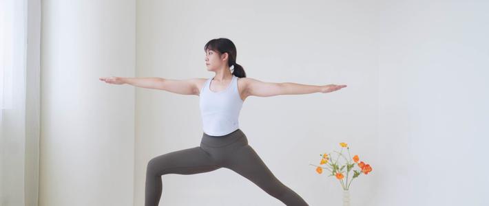 爵士风瑜伽串联别乱跟：手腕、腰椎、膝盖先自测，零基础硬上等于给关节上刑