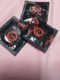 告别隔阂感｜赤尾玻尿酸超薄套真实上手，情侣亲密优选