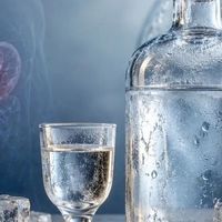 白酒冰镇后口感顺滑更易入口？医生：酒精总量分毫未减，伤害实则翻倍