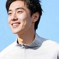 谁更抗晒又凉快：烈日下WindHay与蕉下等5款防晒衣