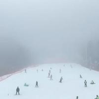 新手滑雪别急着往坡下冲：少摔、不受伤、安全下山的避坑指南
