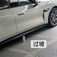 25万运动轿车谁底盘更值？SU7 Pro空悬标配，Model 3得33万才有
