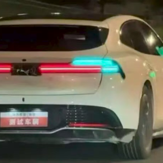 智驾"小蓝灯"将被禁用：不是灯输了，是"伪创新"该降温了