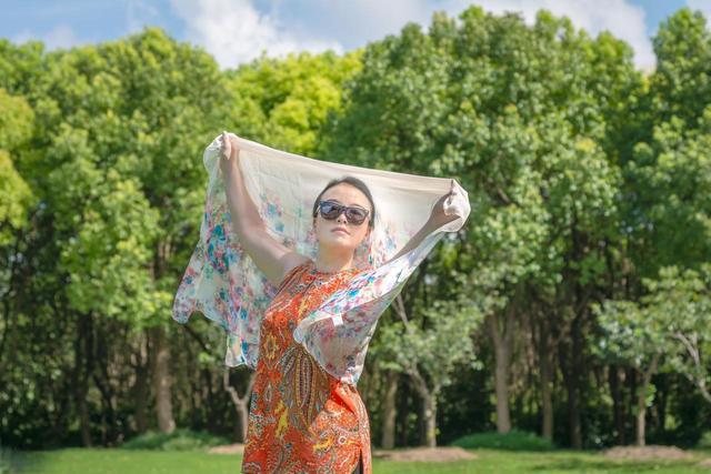 夏天披肩材质怎么选？不同场景答案不同