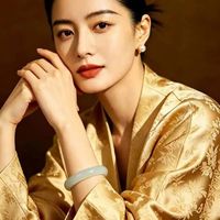 新中式戴玉像大妈?搞懂3个搭配逻辑,年轻人也能戴出高级感