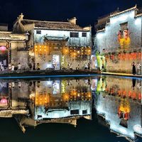 宏村出片黄金窗口:清晨6点薄雾和傍晚6点灯笼倒影,清水墨画感全靠这个时间差