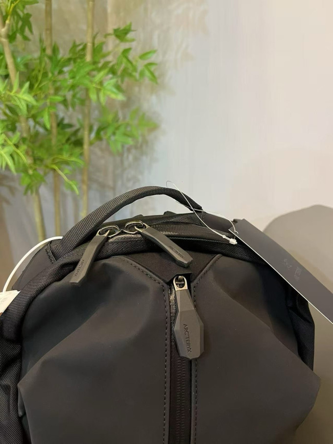 始祖鸟女士双肩包