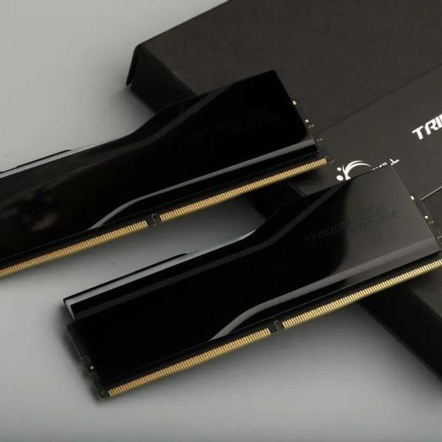 黑科技：芝奇焰锋戟X DDR5 EXPO ULL测试，CL36内存比CL28还强？