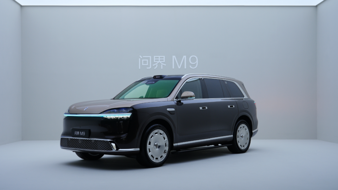 问界M9贯穿式大蓝灯