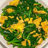 韭菜炒鸡蛋大火快炒，锁住鲜香避免出水变淡