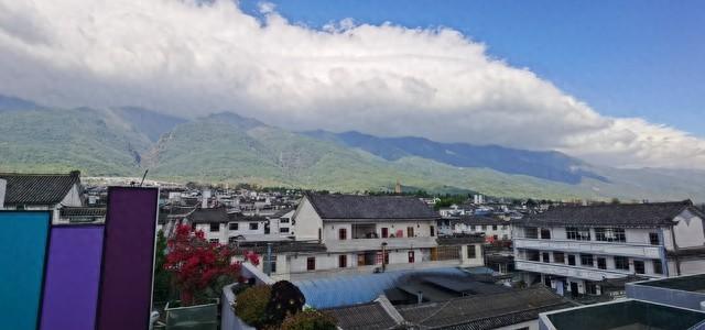 大理民宿冰火两重天：洱海稀缺房源被抢空，普通民宿降价也无人问津