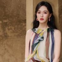 唐嫣时髦的街头穿搭：字母T恤+马甲+直筒裤，洋气高级穿出好气质