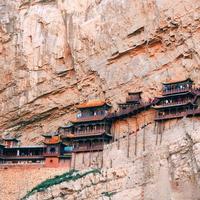 悬空寺夜游出圈了！白天爬古建晚上看光影秀，千年奇观两种玩法不重样