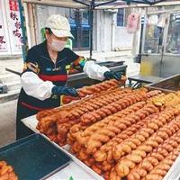 武大门口的东北菜馆，38元一份现炸锅包肉，学生党人均40元吃到撑