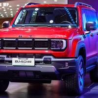 硬派越野价格屠夫来了！BJ40增程版15.98万起，还看啥城市SUV