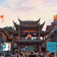 张家界夜景拍照去哪？七十二奇楼适合汉服、情侣和亲子吗？