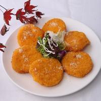 十个做南瓜饼九个翻车：面团粘手或硬得像石头，问题出在这四步