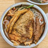 柳州螺蛳粉别再踩雷！本地人用十几年经验告诉你网红店为什么不如楼下老店