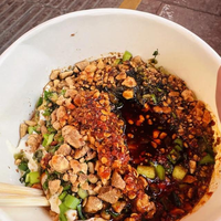 昆明十元豆花米线排百人队🔥专程打卡vs顺路吃，差别这么大？