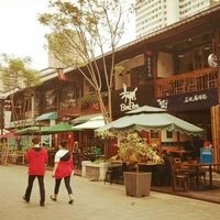 昆明南强街vs双桥夜市：一张复古影棚，一张本地食堂