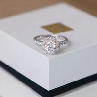 花10万买天然钻戒，回收只剩4万？婚戒保值真相与选购指南