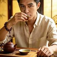 小叶紫檀手串戴左手还是右手？做对这4点，轻松养出玻璃底
