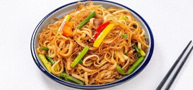 难怪炒粉总粘成一坨！85%的人都栽在泡发上，大厨教3步做出锅气