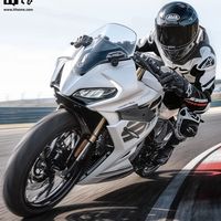 2万内仿赛闭眼入？春风250SR全系TCS+ABS，这配置新手当福利了