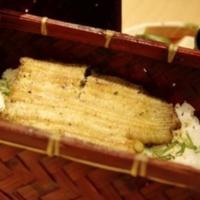 超市冰柜里的蒲烧鳗鱼和白烧鳗鱼，到底差在哪？