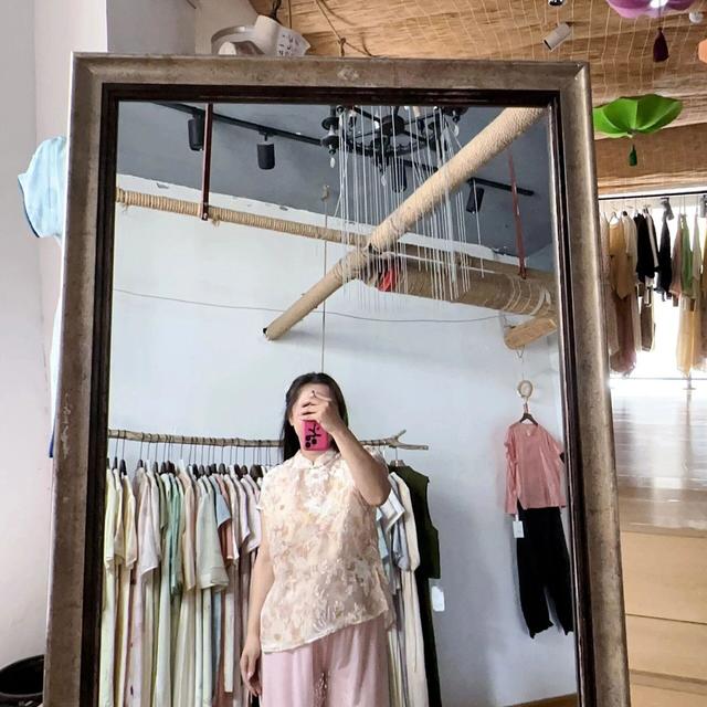 三伏天穿错衣服等于裹保鲜膜？这几种“会呼吸”的面料，才是真正的凉快密码