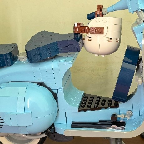 LEGO Vespa 125：复古美学的拼搭之旅
