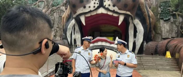 动物园科普图鉴：有人直播讲成相声大师，有人染色小狗冒充熊猫