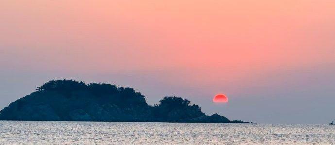 暑假带娃看海，三亚还是威海？一张图说清怎么选不纠结