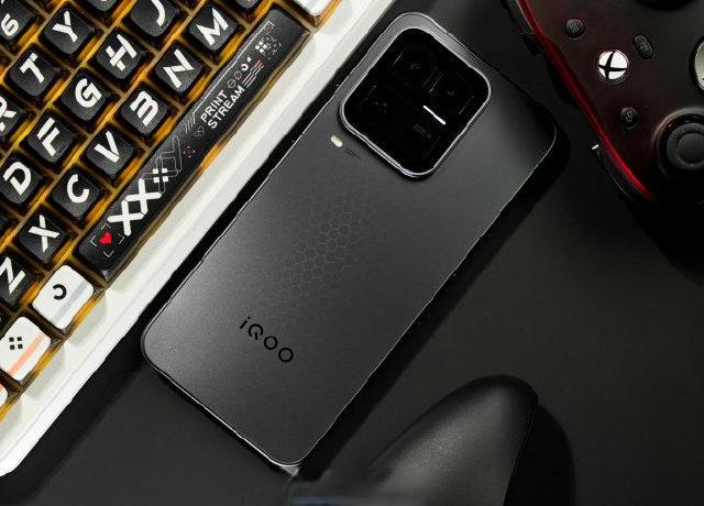 7400mAh实测能用多久?旗舰第4续航,100W快充57分钟回血太猛了