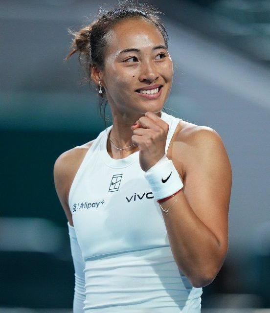 排名123位也敢赢！郑钦文资格赛定生死，今晚发球稳了就有戏