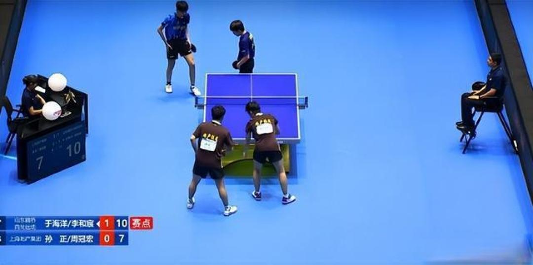 先丢一局再逆转!梁靖崑周启豪2-1险胜,助山东魏桥锁定头名