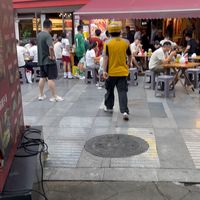 天气凉快，陪爸爸妈妈出来散步啦