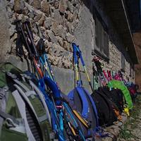 重装徒步别乱买登山杖！铝合金和碳纤维选对，膝盖少受罪
