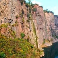 悬崖上凿出的路正在消失，但中国人用钢钎铁锤创造的历史不该被遗忘
