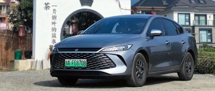 10万内轿车怎么选？轩逸经典vs秦PLUS DM-i，差价1万谁更值？看完心里有数