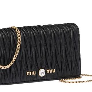 买Prada还是Miu Miu？一个是工具一个是玩具，看完这篇不纠结
