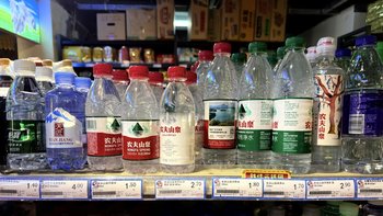 瓶装水批发价集体上调！PET原料暴涨40%，1元水正在消失，超市便利店价差近一倍