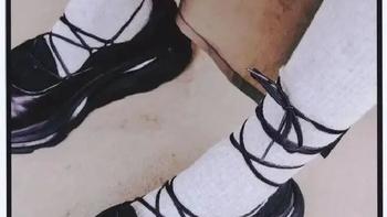中国女性集体“脱下”高跟鞋：一场关于美与自由的消费觉醒