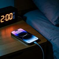 iPhone用户别再凌晨爬起来拔充电器了，整夜充电根本没那么伤电池