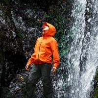 多场景户外冲锋衣实测：平衡防护与舒适，龙牙战术适配多元需求