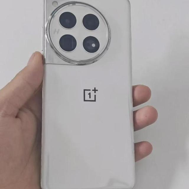 顶配旗舰跌至1300元，骁龙8 Gen3+哈苏三摄，捡漏还是踩坑？