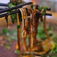 去乐山吃跷脚牛肉，苏稽古镇几十家怎么选？本地人带你避开“假正宗”