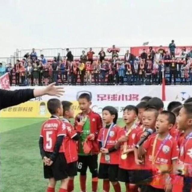 7:1踢崩日本冠军！中国足球小将9年对日不败，我却笑不出来