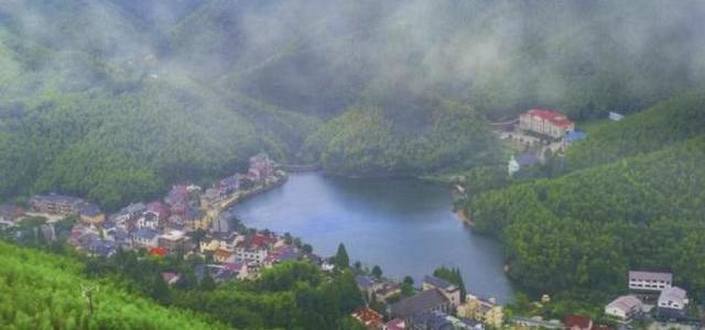 小城日均300，年轻人反向旅游爆了：热门景区降40%他们却往县城跑